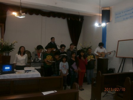 Jóvenes de la Iglesia de Betania Alabando al Señor